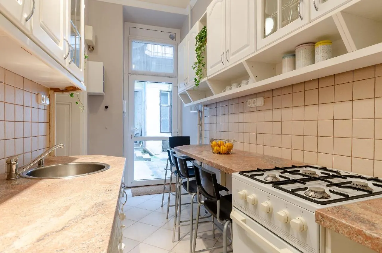 Lovely Apartment Next To Synagogue. Budapest